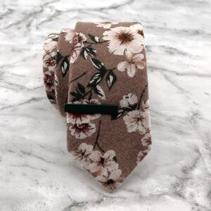 Men’s Greige Floral Slim Necktie & Dark Green Tie Bar